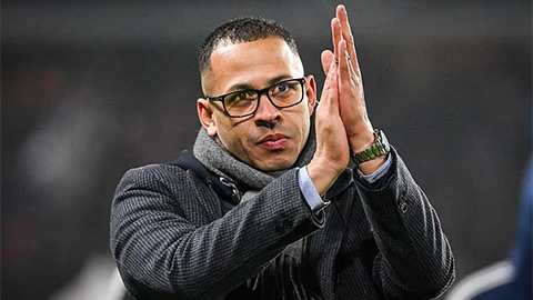  Liam Rosenior đáp chuyến bay tới London, ra mắt Chelsea ở trận gặp Fulham