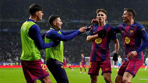 Simone Inzaghi celebrating with his Inter Milan players after beating Barcelona.
