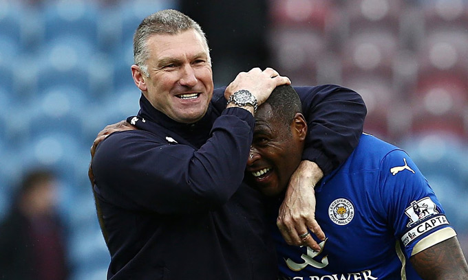 HLV Pearson (trái) đã bị sa thải sau scandal gây rúng động tại Thái Lan