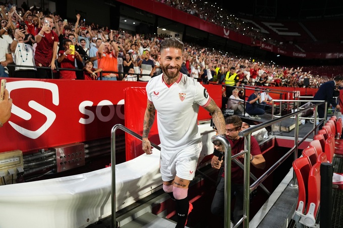 Ramos được CĐV của Sevilla chào đón