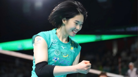 Simone Inzaghi celebrating with his Inter Milan players after beating Barcelona.