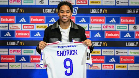 Simone Inzaghi celebrating with his Inter Milan players after beating Barcelona.