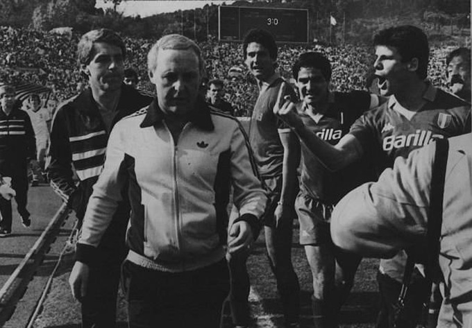 HLV Jim McLean của Dundee nhận được sự chào đón thù địch từ các cầu thủ Roma