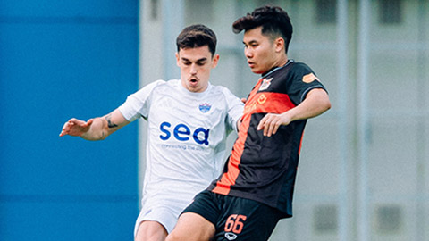 Simone Inzaghi celebrating with his Inter Milan players after beating Barcelona.