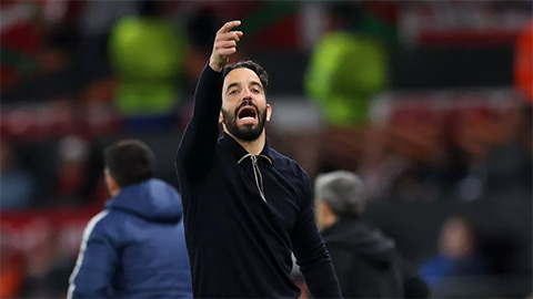 Simone Inzaghi celebrating with his Inter Milan players after beating Barcelona.