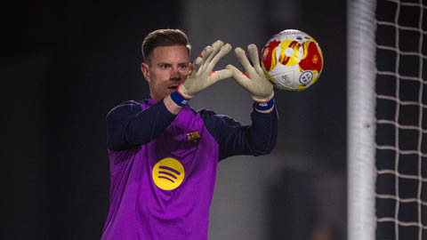 Ter Stegen khó rời Barcelona vì lại gặp vận đen