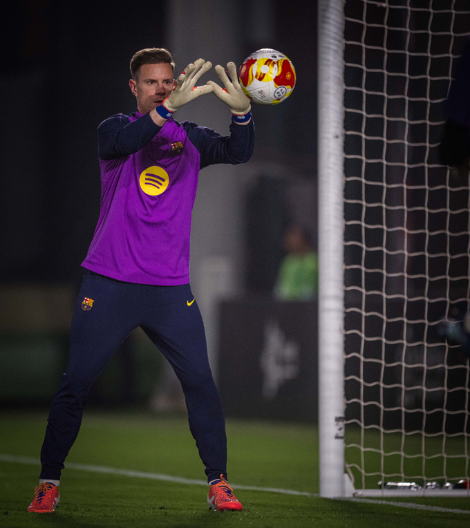 Ter Stegen nên sớm rời Barca để...đổi vận