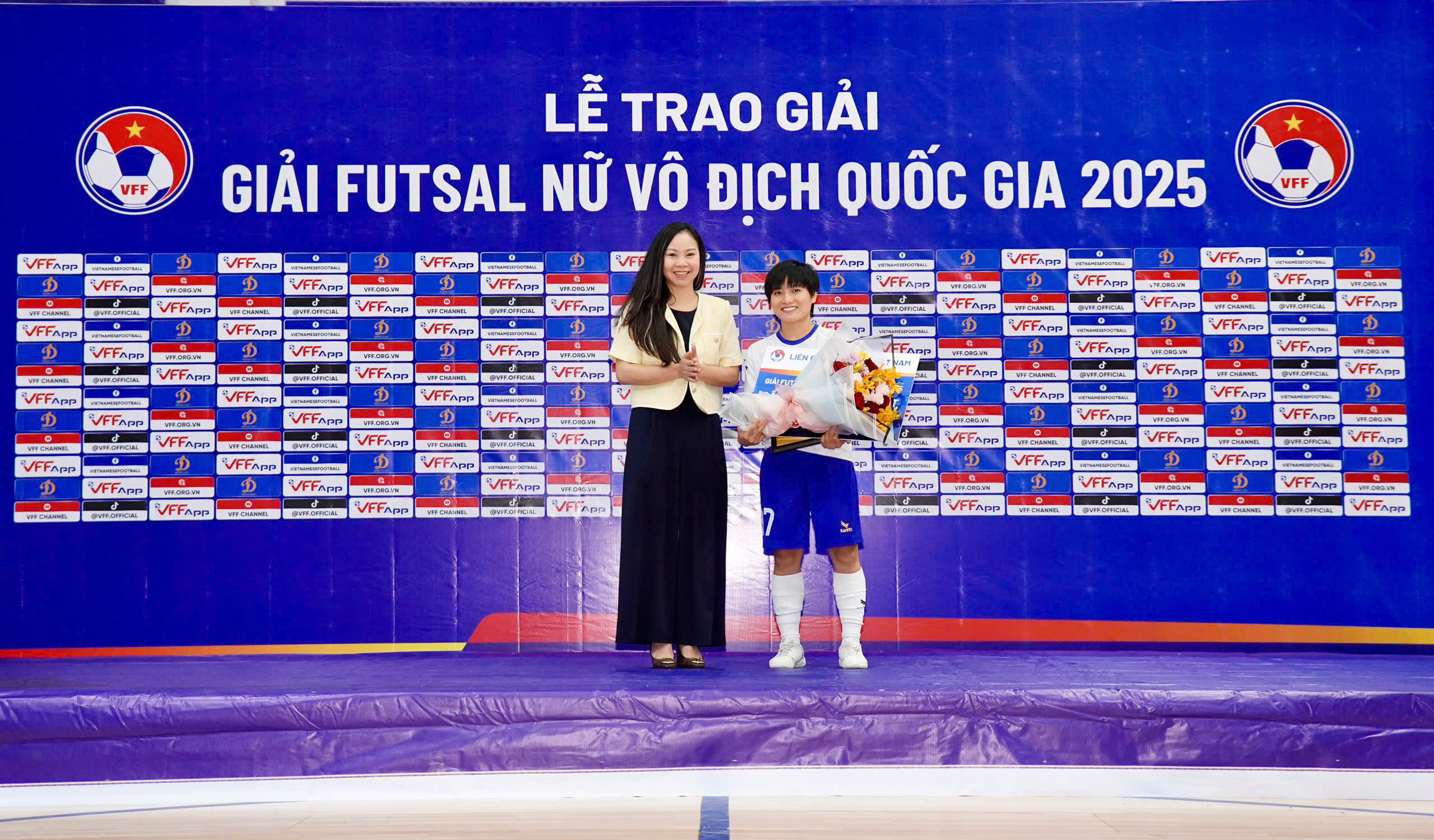 Bà Đinh Thị Thu Trang – Phó Tổng Thư ký LĐBĐVN, Trưởng ban Tổ chức giải trao thưởng cho Cầu thủ xuất sắc nhất giải: Bùi Thị Trang (17, Thái Sơn Nam TP.HCM)