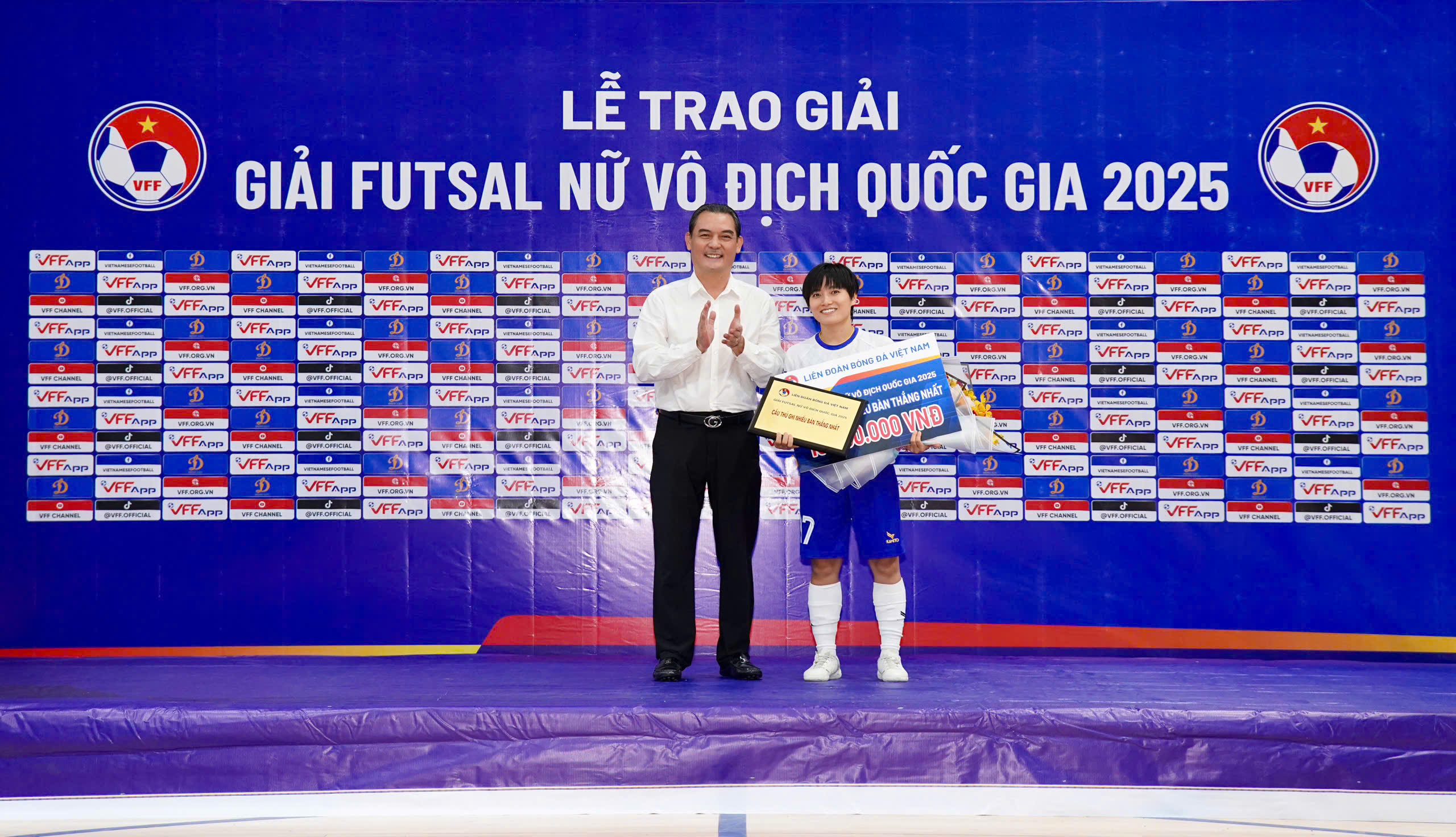 Vẫn tiếp tục là Bùi Thị Trang của Thái Sơn Nam TP.HCM, cô lên nhận danh hiệu Cầu thủ ghi nhiều bàn thắng nhất được trao bởi ông Nguyễn Quốc Hội – Uỷ viên thường trực BCH LĐBĐVN 