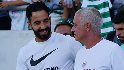 Simone Inzaghi celebrating with his Inter Milan players after beating Barcelona.