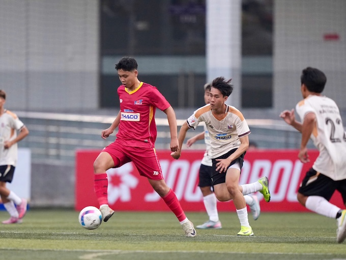 Trận khai mạc giữa ĐH Tôn Đức Thắng (áo đỏ) và ĐH Ngân hàng TP.HCM. Ảnh: Độc Lập