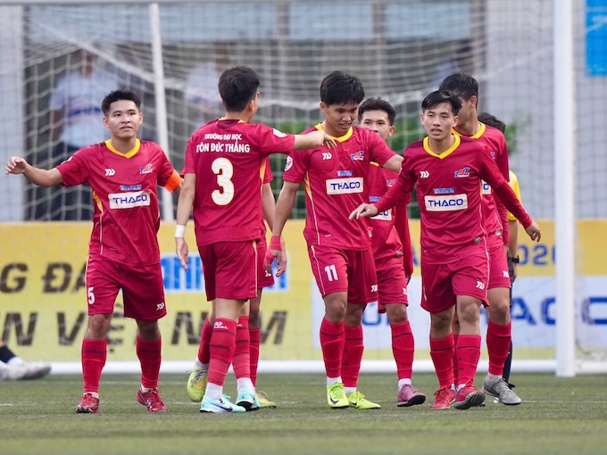 Niềm vui của ĐH Tôn Đức Thắng khi có trận thắng đậm. Ảnh: Độc Lập