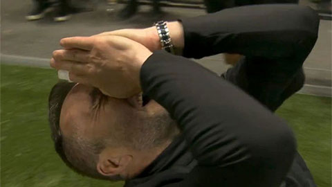 Simone Inzaghi celebrating with his Inter Milan players after beating Barcelona.