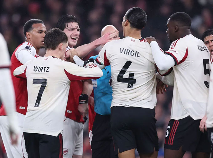 Van Dijk suýt choảng nhau với Rice