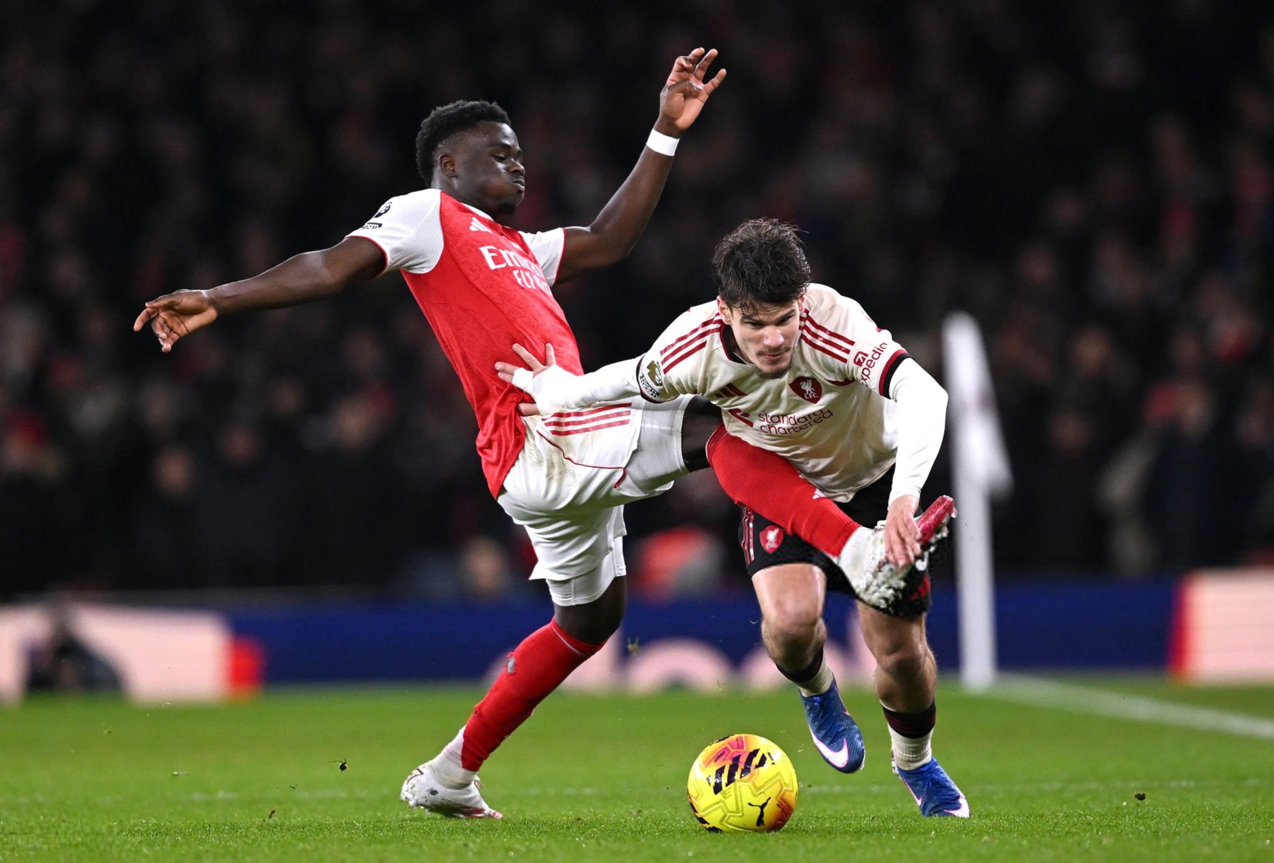 HLV Arteta liên tục rời khỏi khu vực kỹ thuật, đứng sát đường biên vì Kerkez