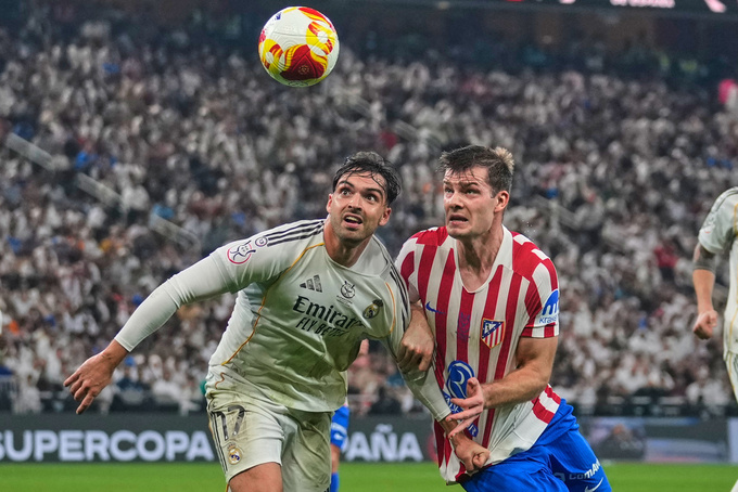 Trung vệ Raul Asencio trong một nỗ lực kèm cầu thủ của Atletico