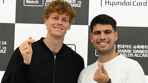 Simone Inzaghi celebrating with his Inter Milan players after beating Barcelona.
