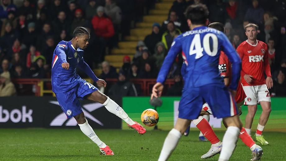 Jorrel Hato đã giúp Chelsea  dẫn trước ở cuối hiệp 1