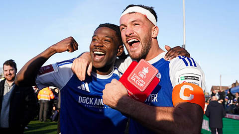 Đội bóng chơi ở giải bán chuyên loại nhà vô địch FA Cup