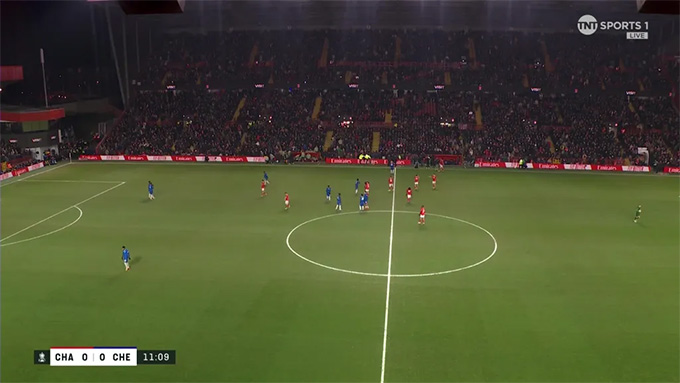 Cầu thủ hai đội tạm dừng trận đấu, chờ quyết định của trọng T