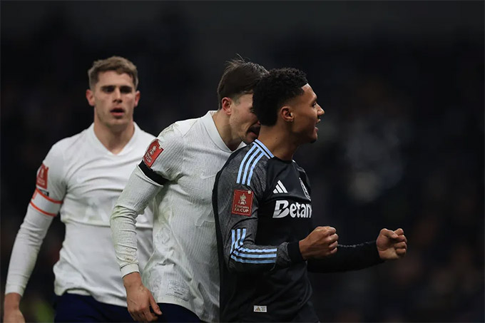 Đầu tiên là do Palhinha húc vào gáy Watkins khi tiền đạo này ăn mừng chiến thắng