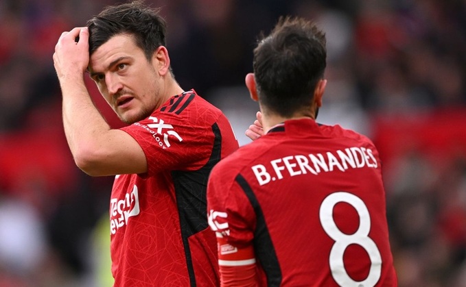 Harry Maguire (trái) và Bruno Fernandes vẫn thường xuyên trao đổi qua lại với Solsa