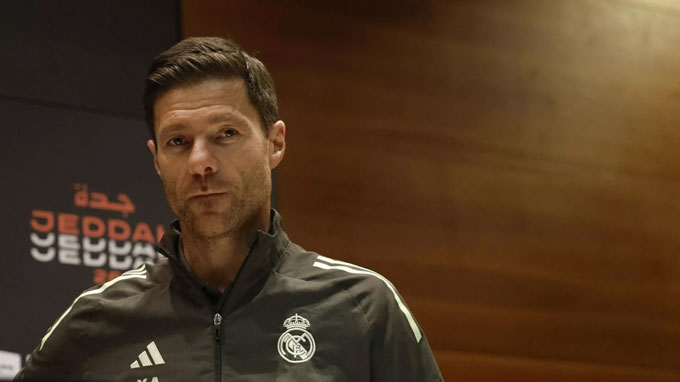 HLV Alonso chia sẻ về việc Mbappe có thể được tiêm thuốc