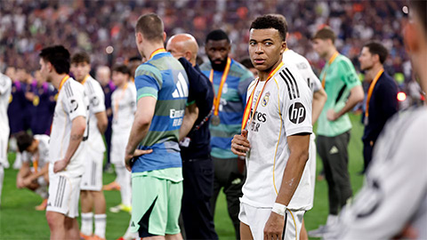 Simone Inzaghi celebrating with his Inter Milan players after beating Barcelona.