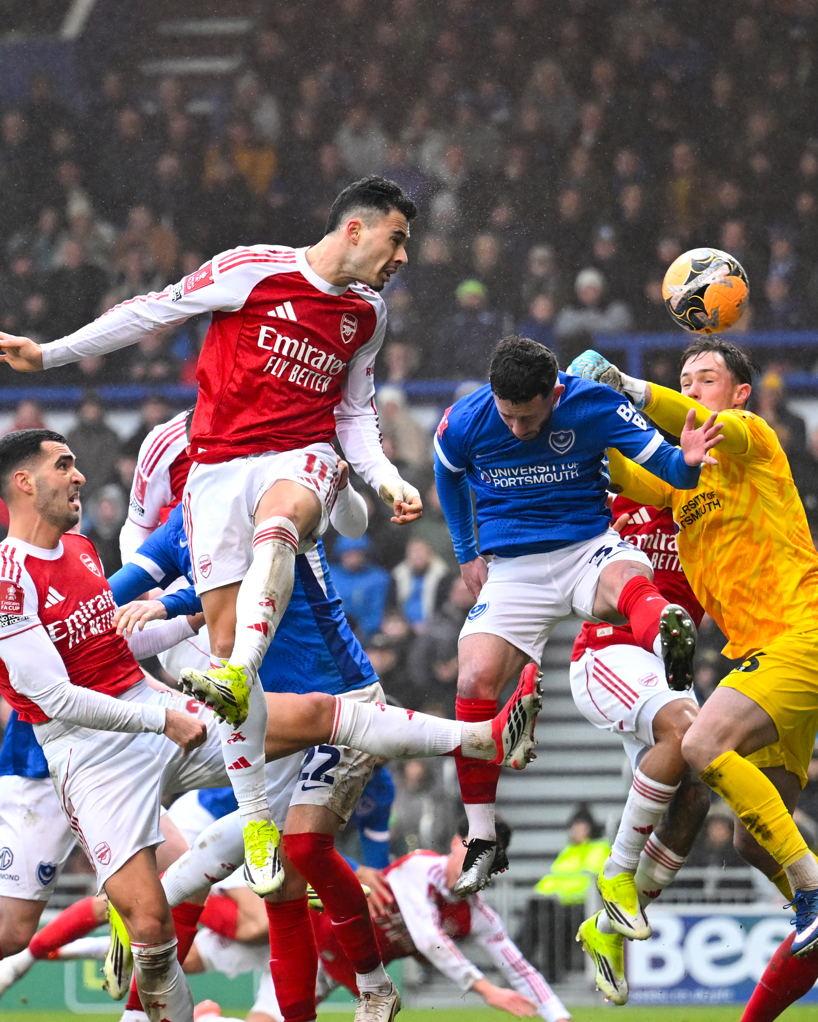 Martinelli, người không nổi tiếng về khả năng không chiến, lại có thể ghi 2 bàn thắng bằng đầu từ các quả phạt góc 