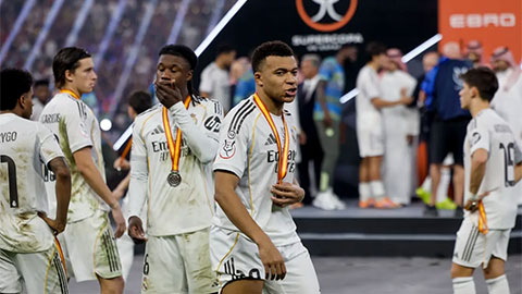  Kylian Mbappe có hành động lạ trong lễ trao huy chương Siêu cúp Tây Ban Nha