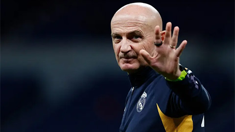 Simone Inzaghi celebrating with his Inter Milan players after beating Barcelona.