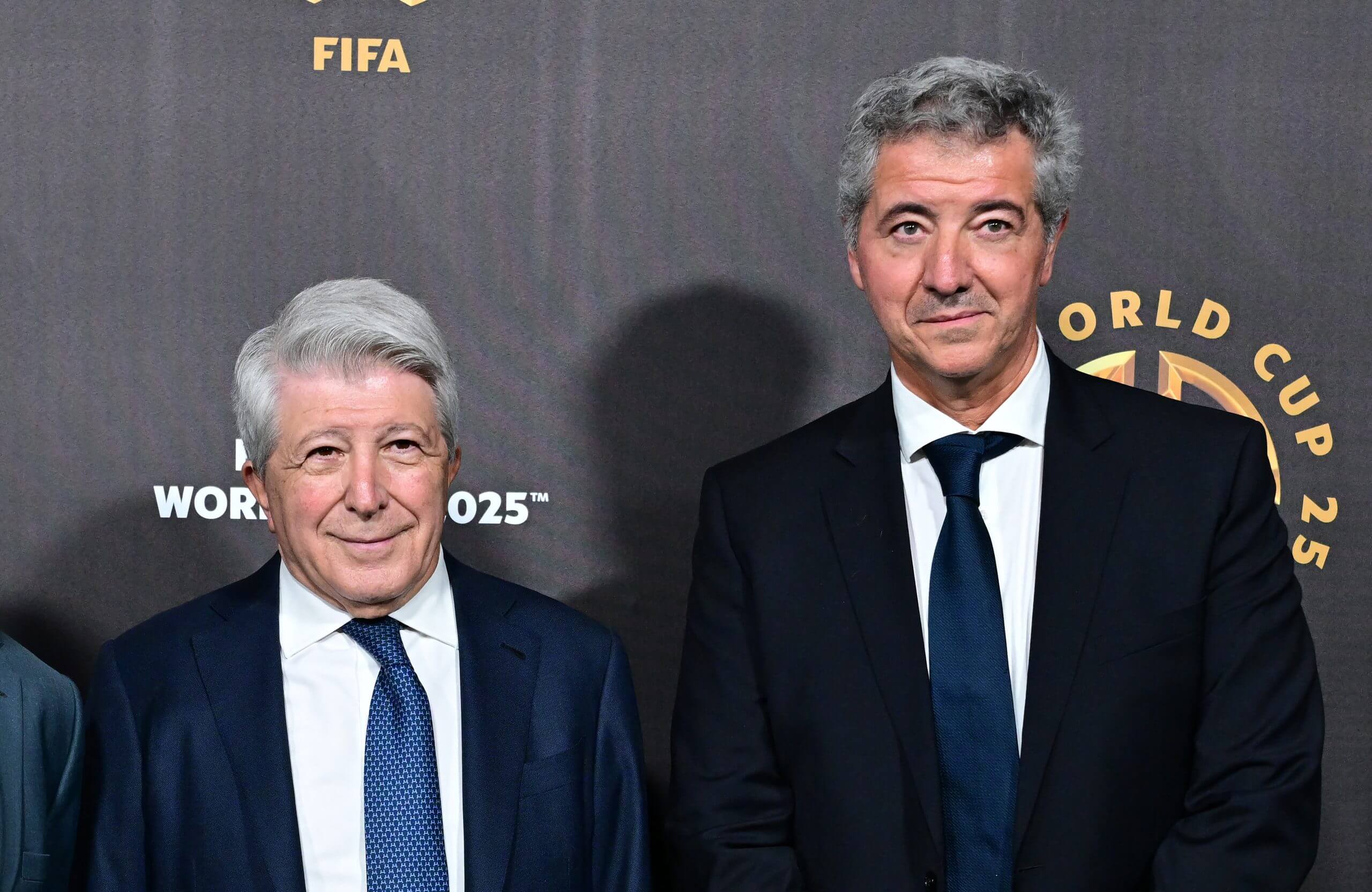 Chủ tịch Gil của Atletico và CEO của tập Apollo chụp ảnh lưu niệm sau khi ký kết hợp đồng