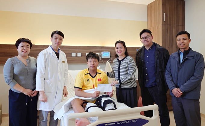 Lãnh đạo LĐBĐ Việt Nam đến thăm và động viên thủ môn Đoàn Tuấn Phong của đội tuyển futsal U19 Việt Nam