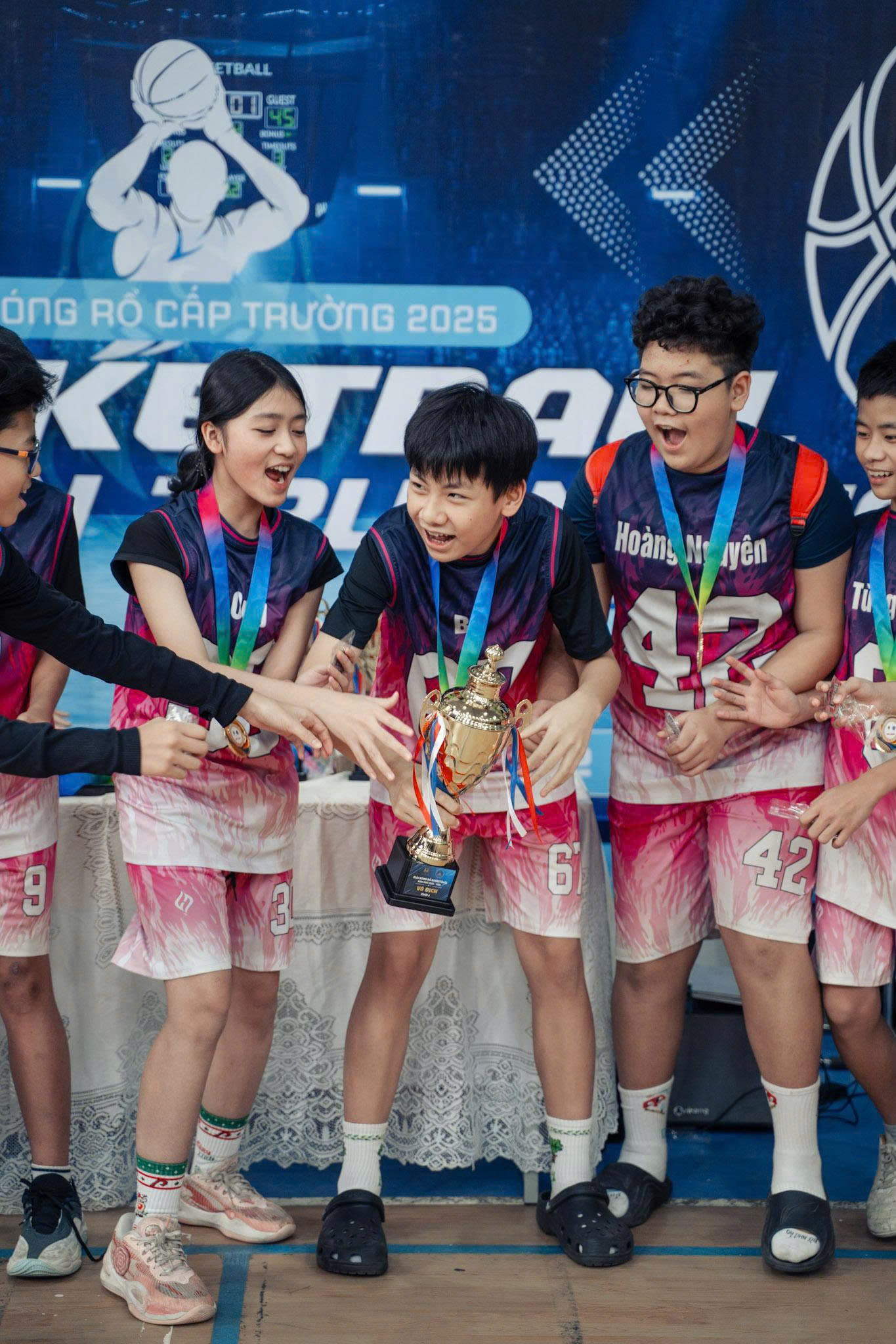 Đội lớp 7A8 vô địch bóng rổ 