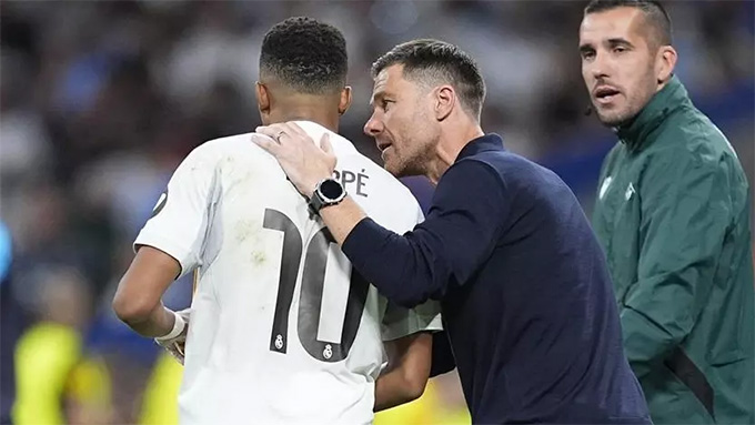 Kylian Mbappe nén đau ra sân ở chung kết Siêu cúp gặp Barca của Real Madrid