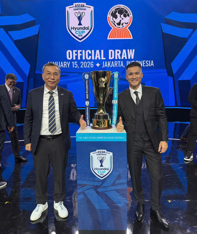 Chủ tịch VFF Trần Quốc Tuấn và cựu danh thủ Lê Công Vinh có mặt tại Lễ bốc thăm. Ảnh - Phan Hồng