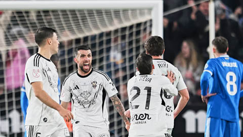 Simone Inzaghi celebrating with his Inter Milan players after beating Barcelona.