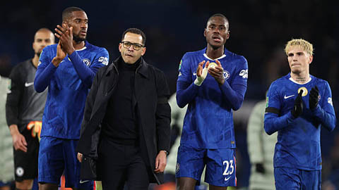Simone Inzaghi celebrating with his Inter Milan players after beating Barcelona.