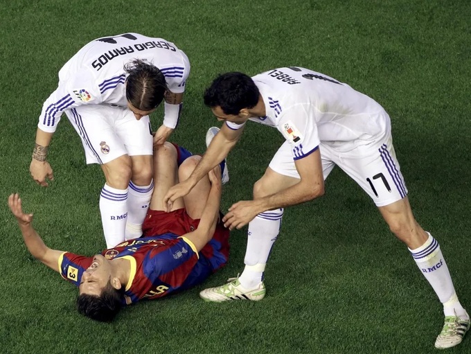 Arbeloa và màn xo xát với David Villa của Barca năm 2011.