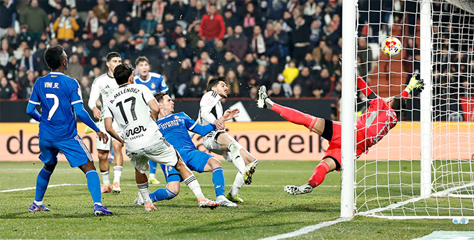 Mastantuono ghi bàn gỡ hòa đầu tiên