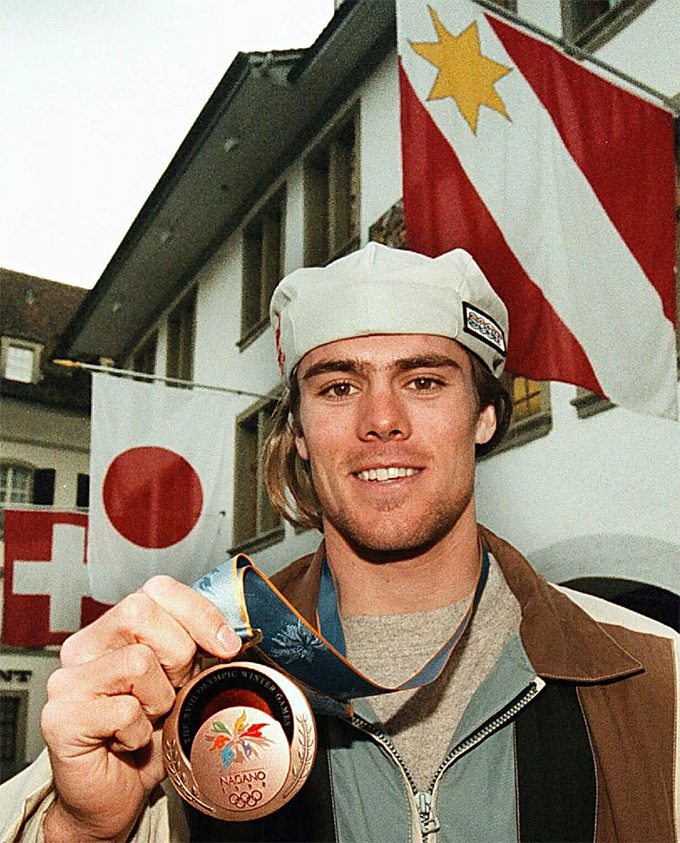 Ueli Kestenholz khoe huy chương đồng Olympic 1998 tại Nagano