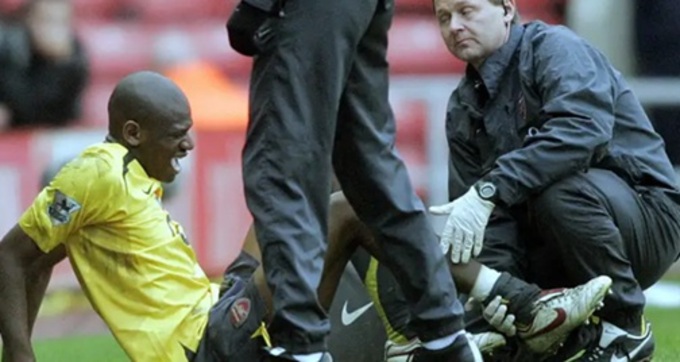 Diaby đau đớn trên sân
