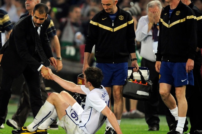 HLV Pep Guardiola an ủi Michael Carrick