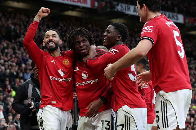 MU 'ăn vã' Man City ở trận ra mắt của HLV Carrick