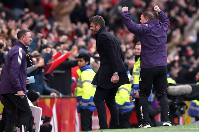 Niềm vui của HLV Carrick cùng các cộng sự