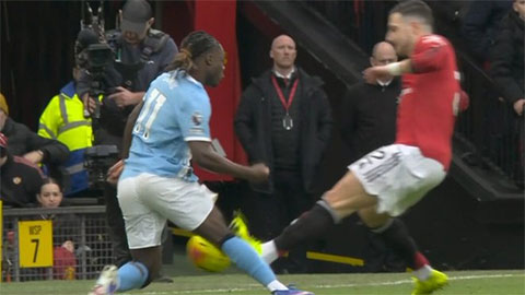 Vì sao Diogo Dalot thoát thẻ đỏ trong derby Manchester?