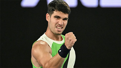 Simone Inzaghi celebrating with his Inter Milan players after beating Barcelona.