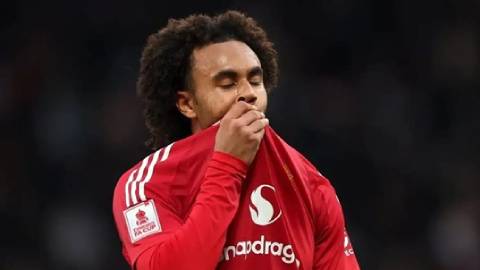Joshua Zirkzee bắn tín hiệu cho BLĐ MU