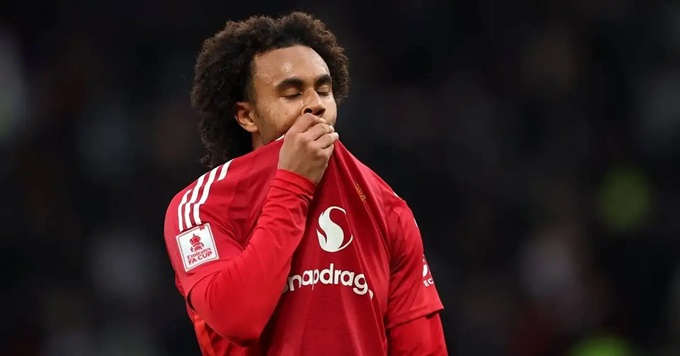 Joshua Zirkzee bắn tín hiệu cho BLĐ MU