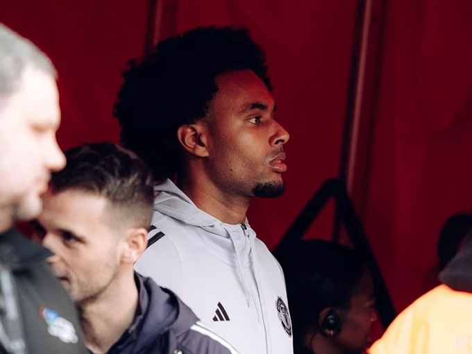 Joshua Zirkzee bắn tín hiệu cho BLĐ MU